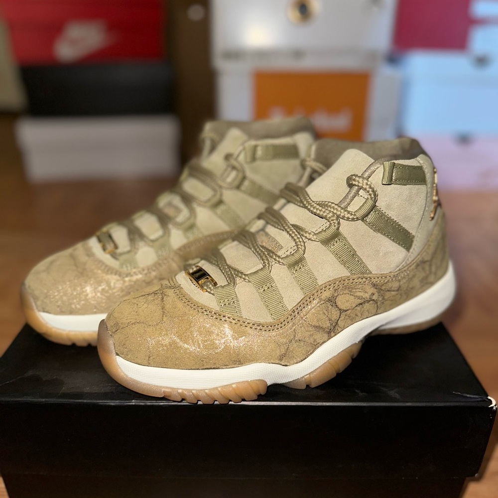 WMNS AIR JORDAN 11 RETRO
NEUTRAL OLIVE/MTLC STOUT-SAIL